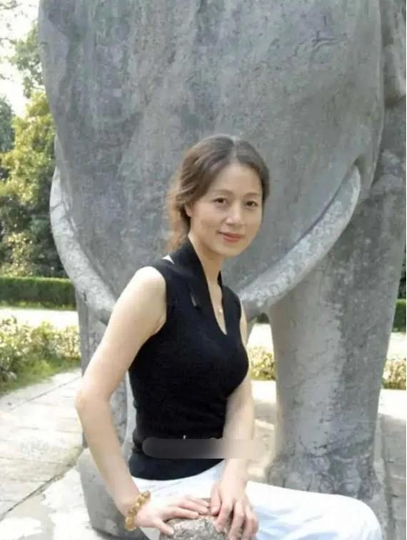这样的马兰温婉典雅，气质大气，看起来比韩再芬漂亮。她在八十年代演的黄梅戏，真是太