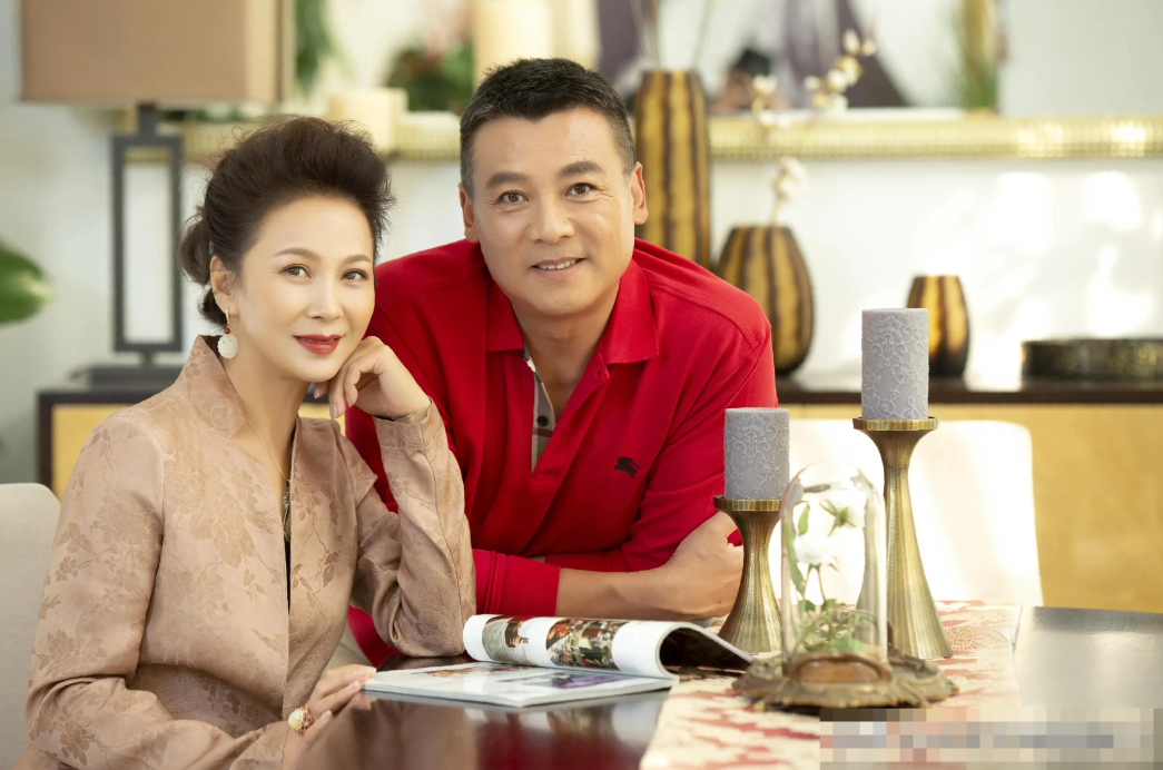 这两位在八十年代红极一时的演员，居然是一对夫妻！男演员是《我们复婚吧》中的李学锋