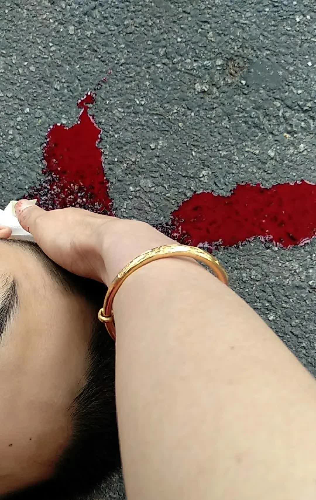 只要人人都献出一点爱 ，世界就变成美好的人间！
今天上班不赶时间 ，我戴上耳机