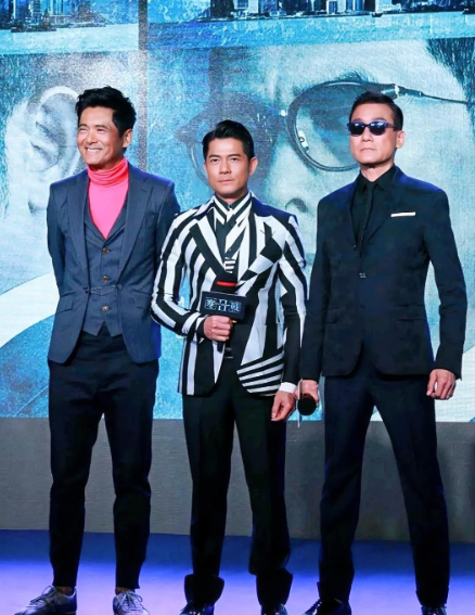 仔细看，左边的是高大修伟，风度翩翩的周润发，中间的是气宇不凡的郭富城，两位都是演
