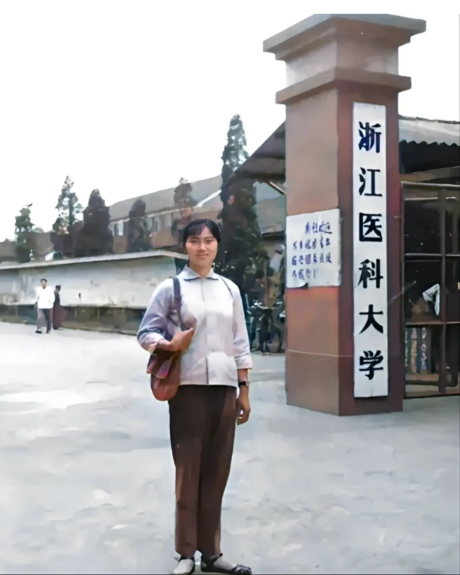 这是70年代，“赤脚医生”李兰娟被乡亲们推荐到浙江医科大学学习时，站在学校的大门