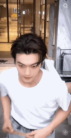 这个画面你敢相信吗？许凯装作纯情小男生，给自己喜欢的女生送情书，好像还被人在后边