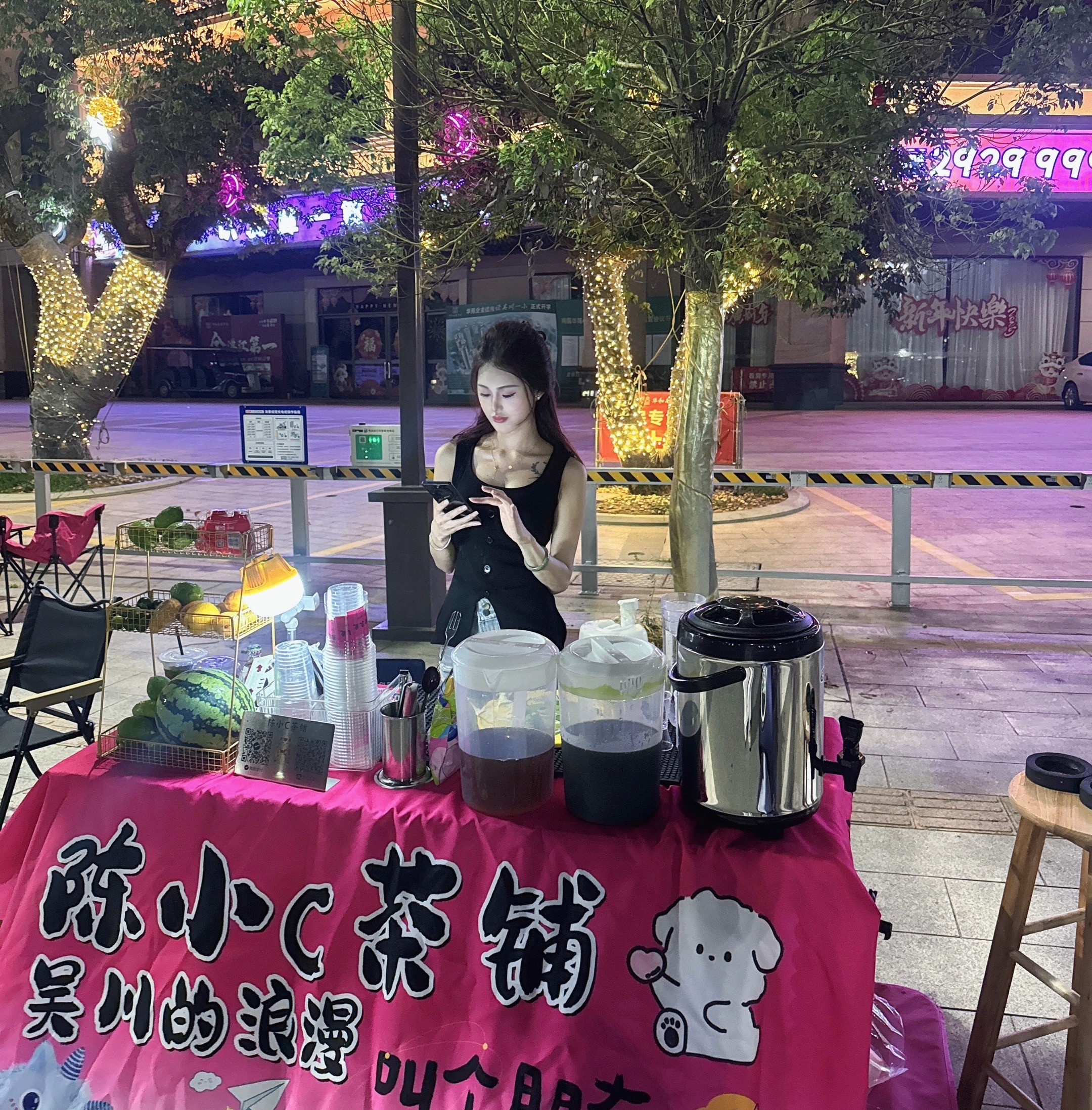 别人摆摊是为了挣钱 而我是为了等你出现.