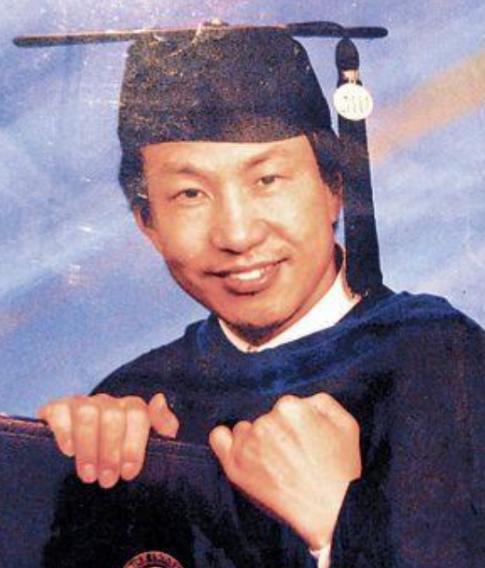 2006年，华裔核物理博士、清华副教授蒋国兵，在加拿大沦为油漆工，半年后，他在多