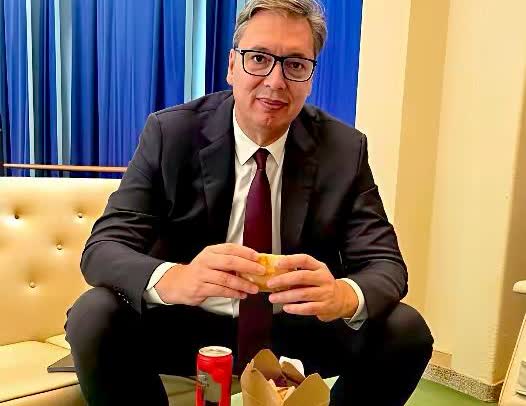 一瓶可乐、一个三明治——就是塞尔维亚总统武契奇的一餐，这对于一位身高接近2米、体