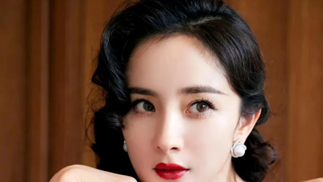 杨幂绝美华服贵妇造型释出：拉丝眼神勾魂，氛围感强势拉满