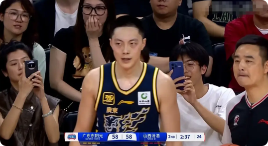 广东东阳光队超级巨星胡明轩真是太拉胯了！在今天广东东阳光主场迎战山西汾酒的季后赛