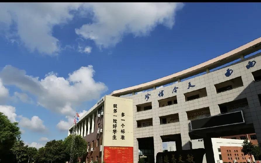 想想都恶心！这个小学的学生是不是每天都可能吃蛆肉啊！
据媒体报道，浙江余姚市姚北