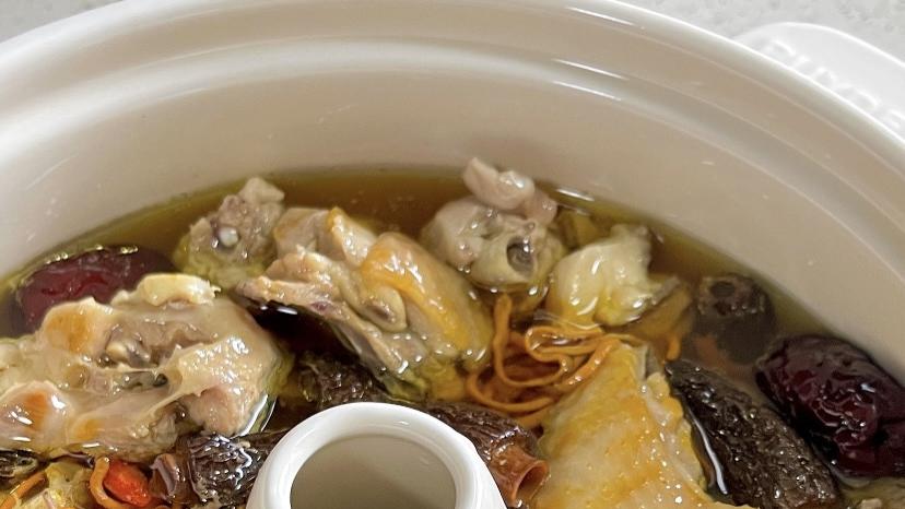 汽锅鸡：不加一滴水的原汁原味