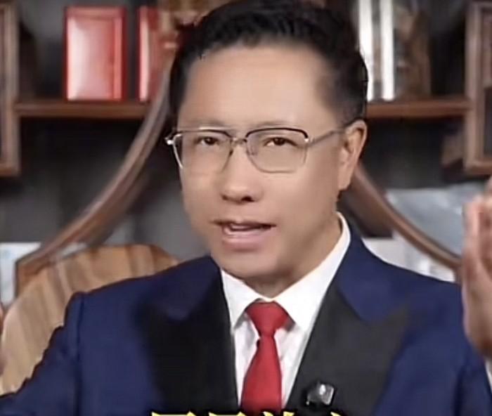 对于韦神，李阳有自己的看法。
不要以这种穷酸样，用要饭的样子出现在世人的面前。会