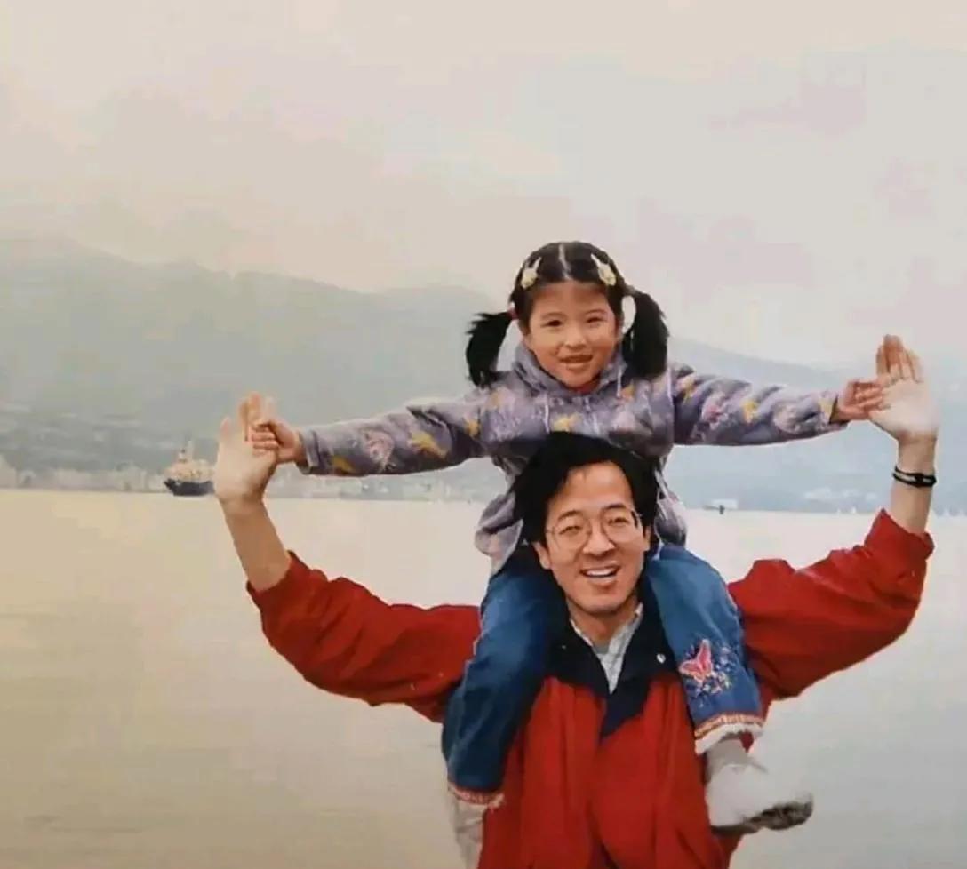 父亲节，俞敏洪晒与一双儿女小时候的合照！