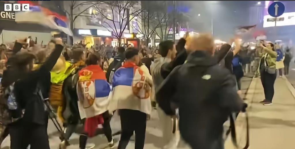 这一刻，你看西方提倡的所谓“皿煮”可笑不可笑。
你真以为塞尔维亚的年轻人走上街头