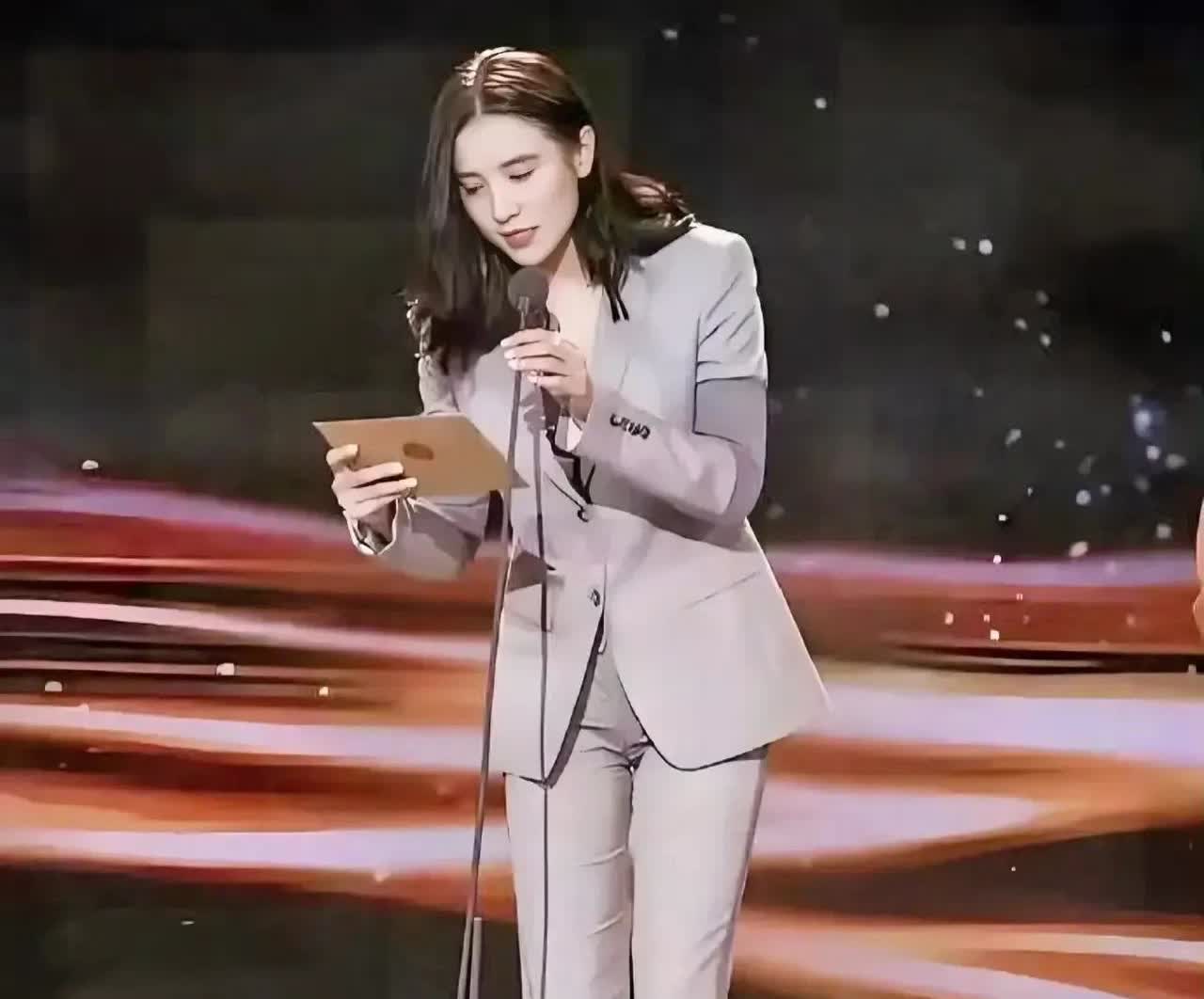 我表妹曾经亲眼见过宋佳！

她跟我说了一句大实话：

“宋佳，跟电视上的
