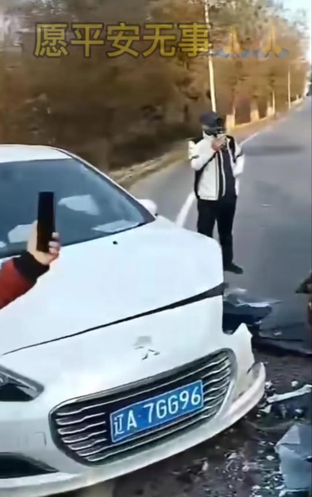东风标致308真硬啊 两车对撞黑色这辆车都报废了 A柱断了，308仅仅只是侧面的