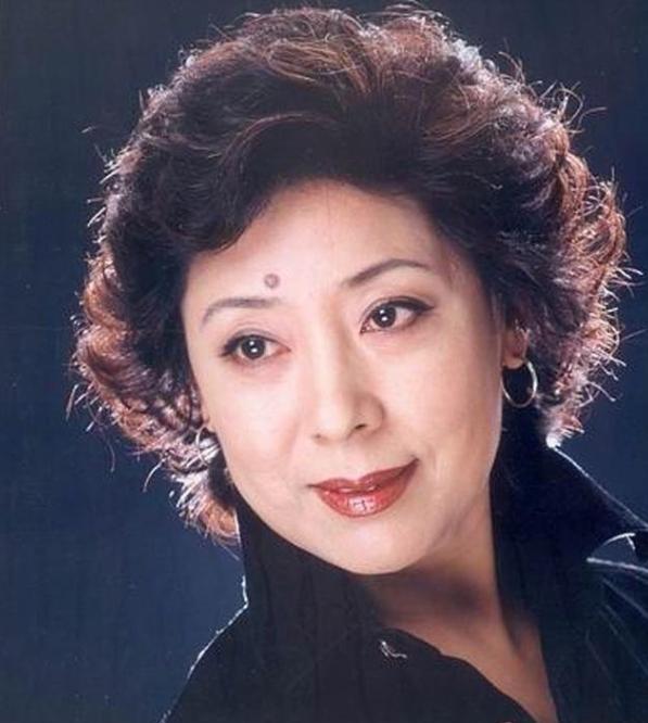 1990 年，歌唱家关牧村因家暴提离婚，王星军说房子孩子选一样，关牧村的选择让他