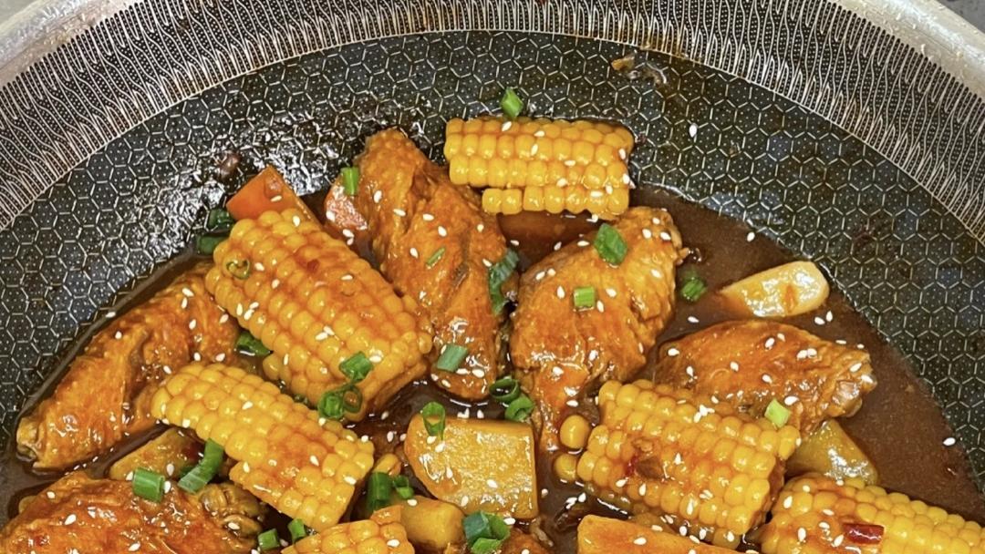 我妈凭这锅“玉米鸡翅煲”，让我连干3碗饭！汤汁都要舔干净