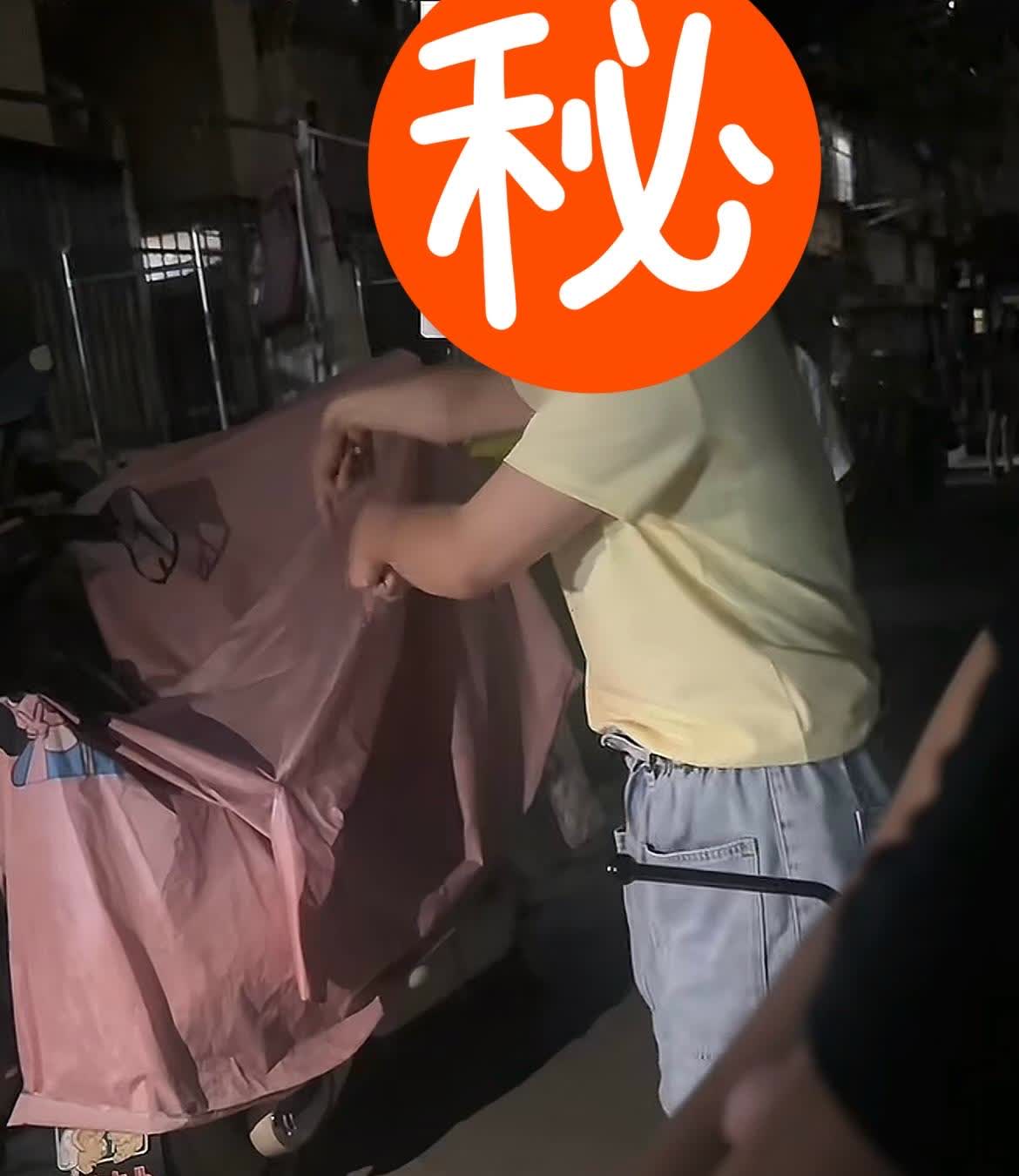 民警：“和她没法交流。”，这位女子太不讲道理了，因为小区电瓶车停放问题，这位女子