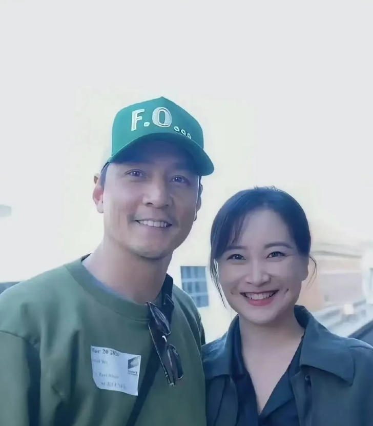 减重成功之后的贾玲感觉还不如以前看着富态!贾玲助理与吴彦祖同时发了彼此的合照!一