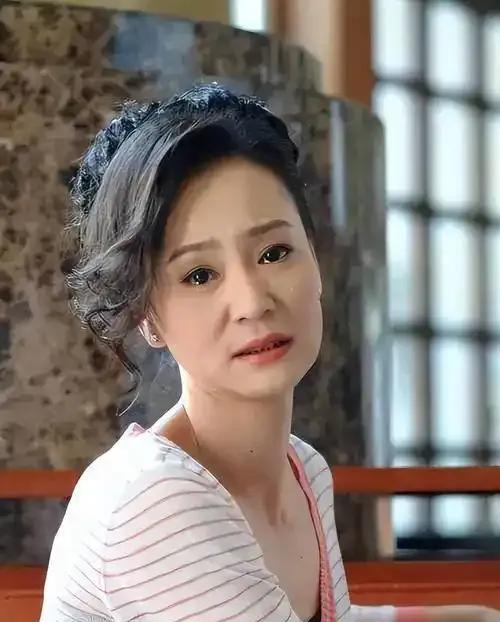 65 岁的费翔曾言无儿无女是遗憾，如今他官宣新电影等好消息，事业再掀波澜。虽无子