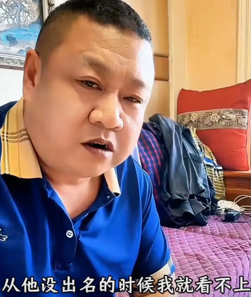 小沈阳的亲哥哥沈飞开直播，被网友问到跟弟弟小沈阳（原名沈鹤）关系怎么样？沈飞竟然