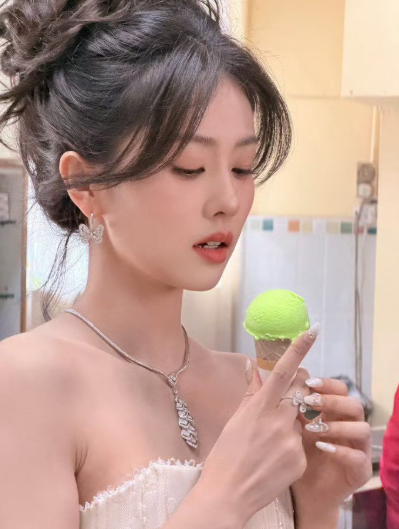 白鹿从模特非科班到二封尖叫女演员，九年八奖是“轻舟已过万重山”！金色战袍配希望感