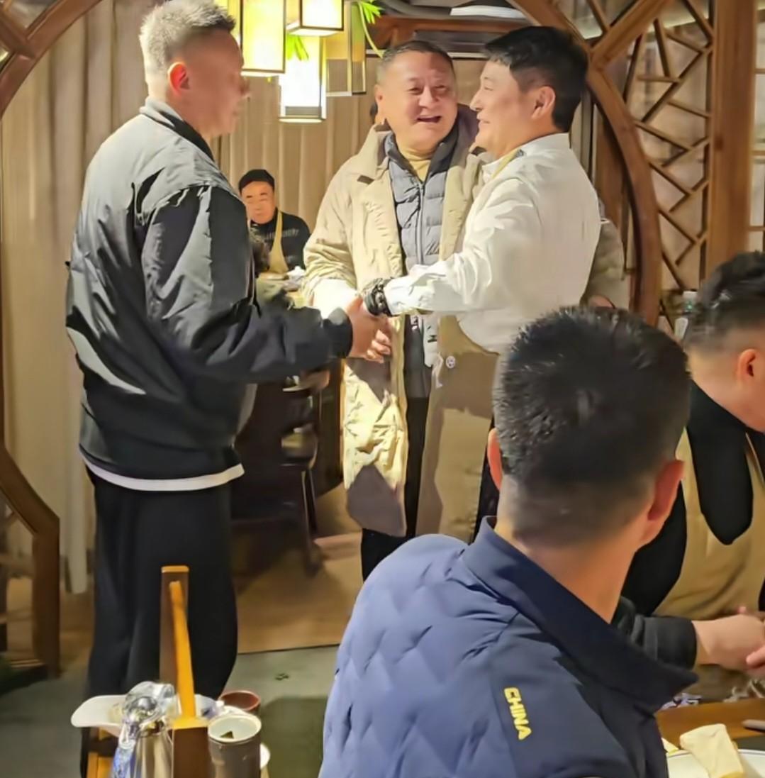 马明宇捧场魏大侠，终究还是兄弟！
四川足球代表人物魏群和马明宇，江湖传言两人矛盾