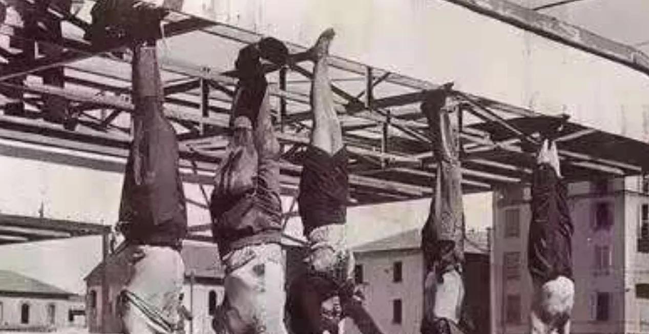 1945年，墨索里尼的情妇克拉拉被处决后倒吊在广场上，她的短裙垂下来，一览无遗，