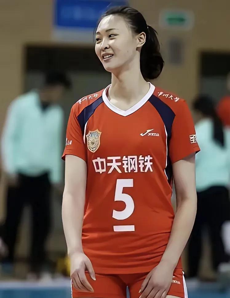 中国女排，惠若琪，曾经的队长，是一个颜值和实力都在线的排球运动员，在我心目中，她