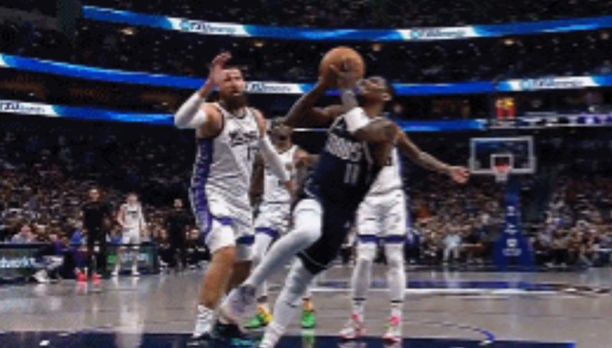 天降意外！北京时间3月4日上午，独行侠对阵国王的NBA常规赛中突发意外：首节比赛