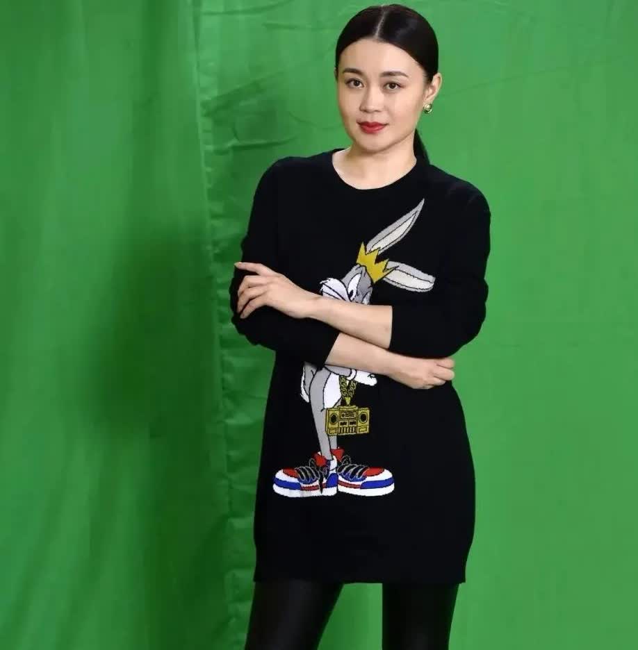 40多岁的关婷娜，其肤白貌美，微胖熟韵，颇有风姿绰约的高级感。

1983年