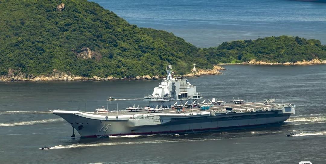 辽宁舰出港图集，好像是以前访问香港的时候拍的，以后换成弹射型航母效果会更好。图片