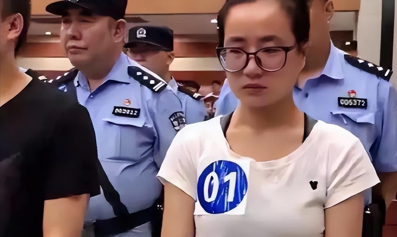 [太阳]2019年，读硕士的杨春燕，在教室上课时，被警察带走了。带走前，老师问道