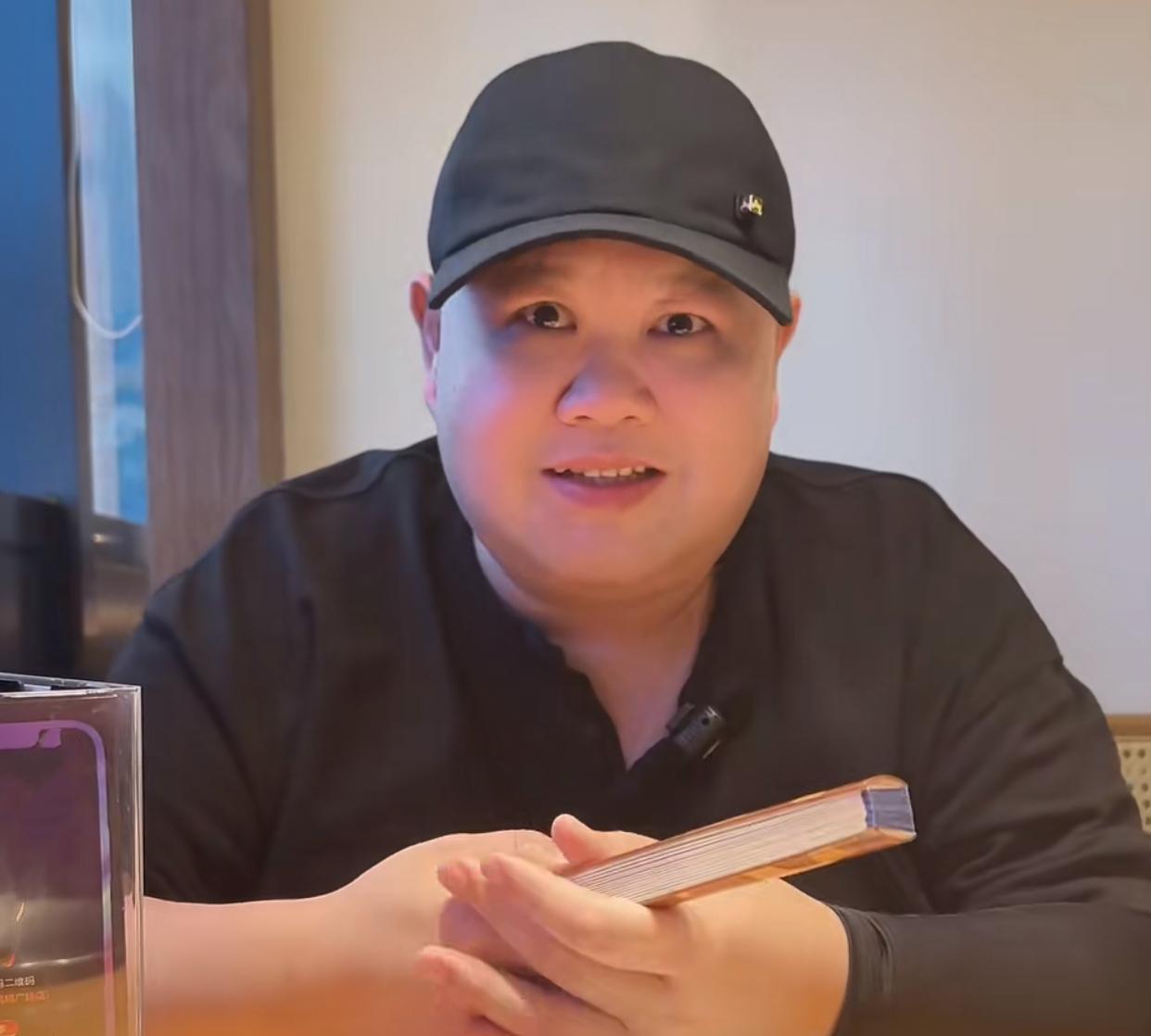 孙越发了一段视频，被说是炫富，怎么回事呢？闲暇无事，在家品茶，欣赏一下自己的折扇