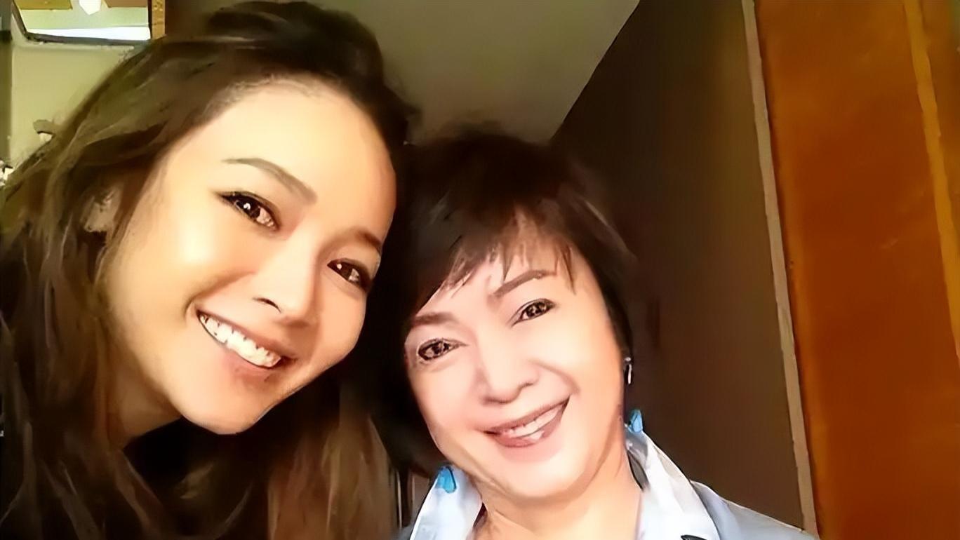 在台当局对发声艺人施压背景下，侯佩岑或将举家迁往上海，移民署展开相关行动。
