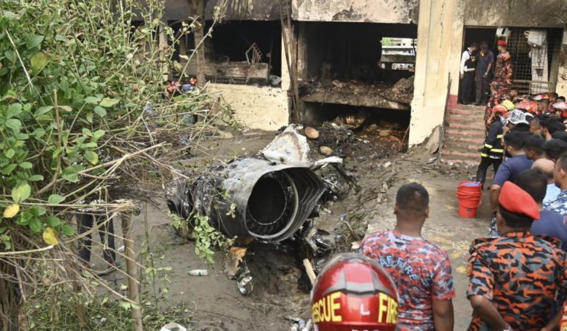 孟加拉国空军教练机坠毁惨剧已致31死165伤，遇难者多为儿童！这架军机21日下午