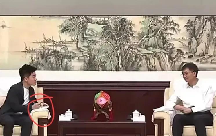 某些人的脸要被打肿了！董宇辉又出息了，广西领导亲自接见，还上了新闻联播！ 这官方