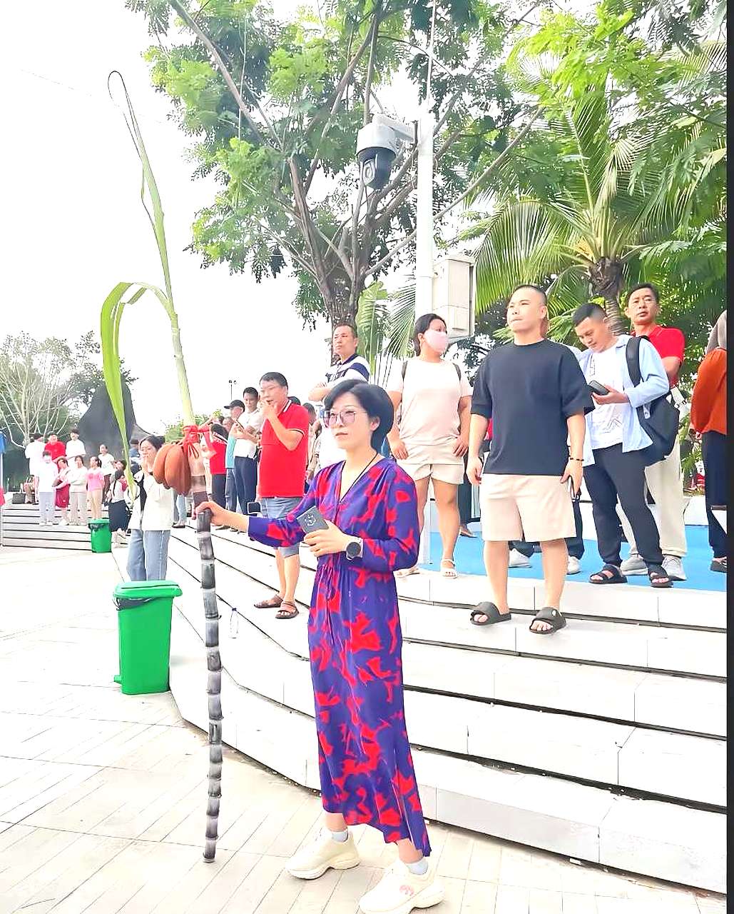 高考在外面等孩子的家长，手里拿的这个有什么寓意吗