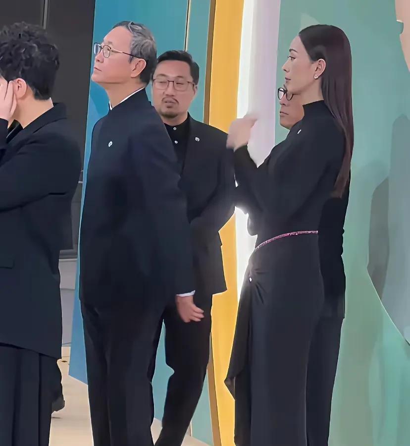 童瑶这手到底该如何安放？
图一那位大哥在背手示意牵手一起走，童瑶似乎没看见，手扬