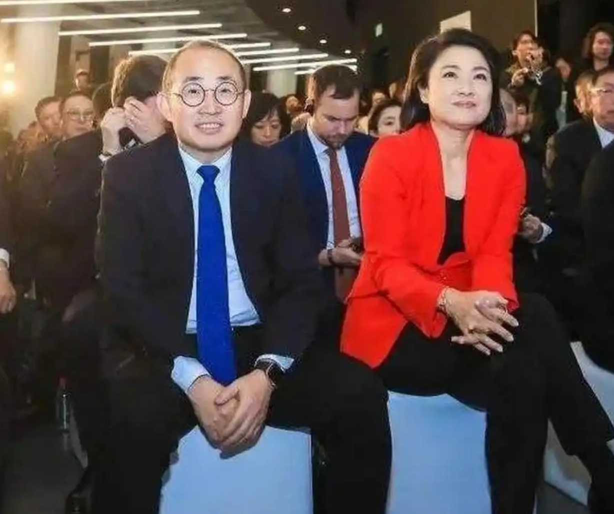 在美国快活潇洒的潘石屹和张欣夫妇给美国学校捐款一个亿，早在2021年就决定将SO