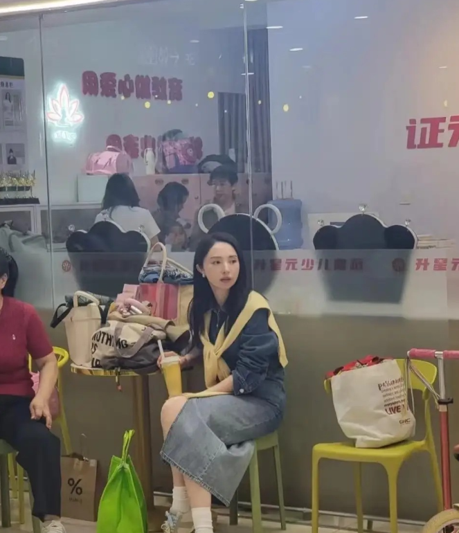 原来看综艺，看别人评论，以为董璇真的亏了。
然后看到她和张维伊在综艺里互怼、互不