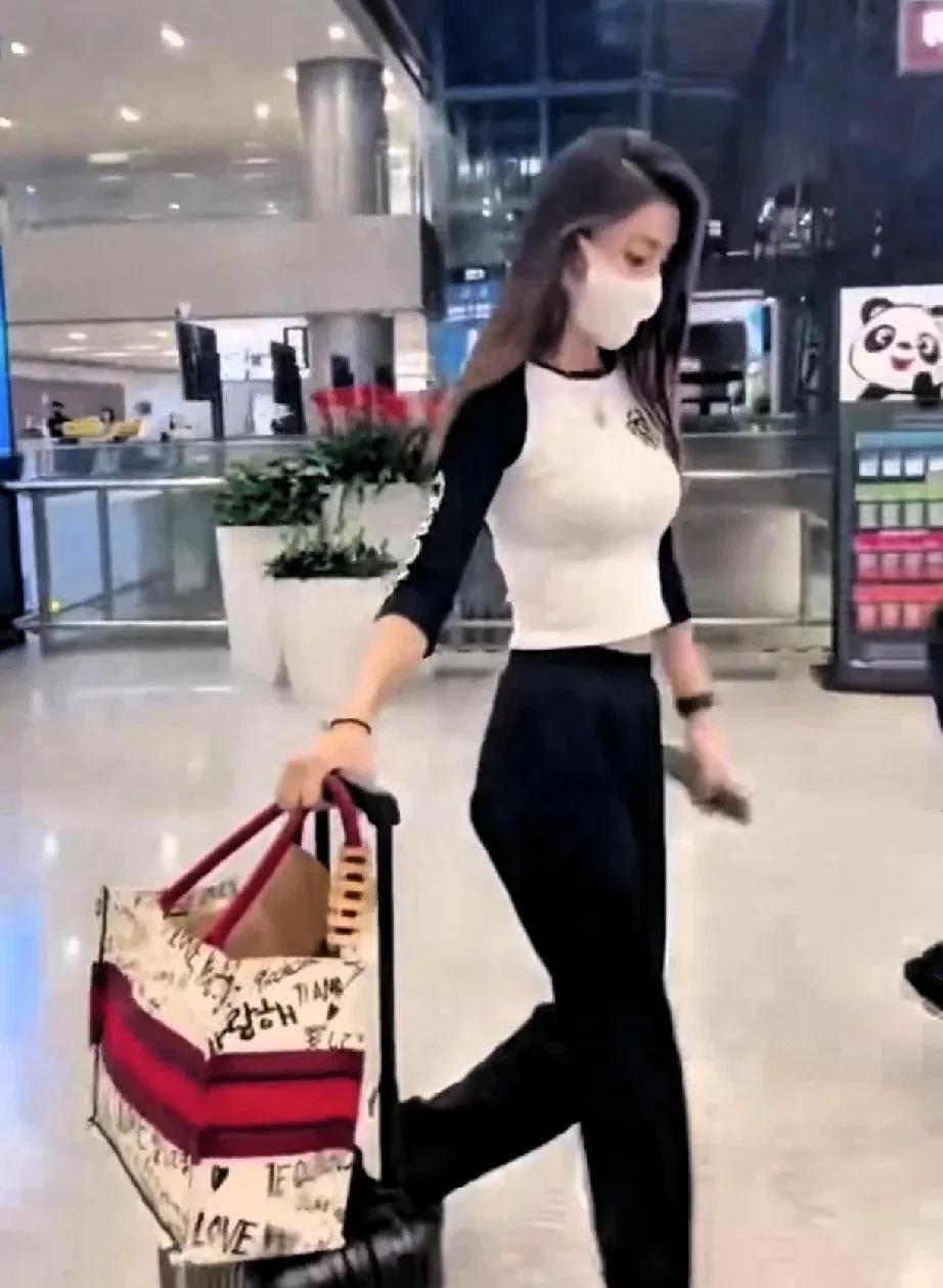 杨颖机场被女粉丝夸赞，“baby，你今天好美，你也太漂亮了！”杨颖听到夸赞，眼睛