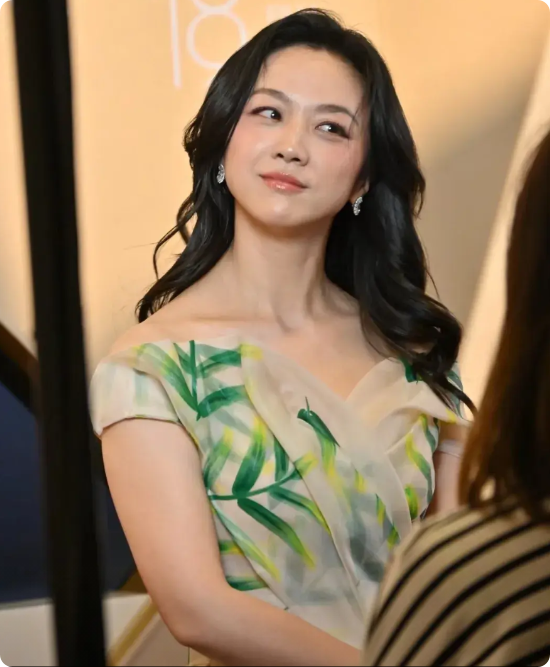 我只嫉妒汤唯一件事
不是她的美貌，也不是她的婚姻
更不是她的电影，而是她居然敢当