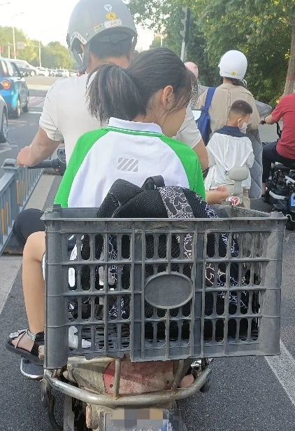 昨天晚上，孩子放学会回来和我说：“爸爸，给我自行车的后座上装个框子把”！

我说