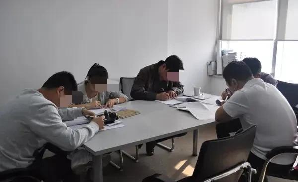 河南商丘，男子在粉刷墙面时，不小心从脚手架上摔下，导致右脚跟受伤。经诊断，男子右