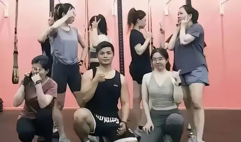 说实话，这个男教练的同事估计早就都知道了他们的“间情”了！
你看这张照片，除了当