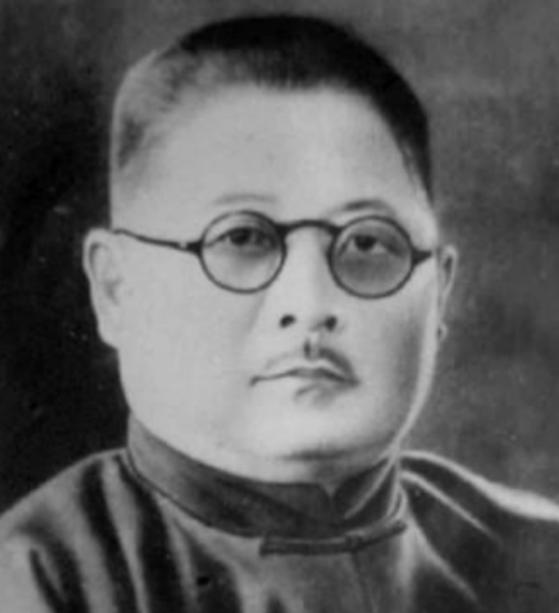 吉鸿昌牺牲后，妻子胡红霞卖掉房子赎回遗体，却发现衣服口袋里有一张小纸条，上面写着