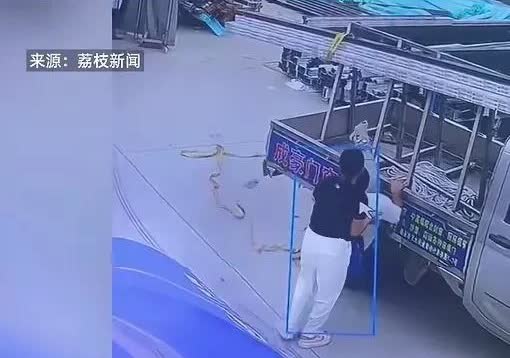 来的早不如来的巧，这时间刚刚好，救了一个家庭！

近日，一男子目测有一米八左