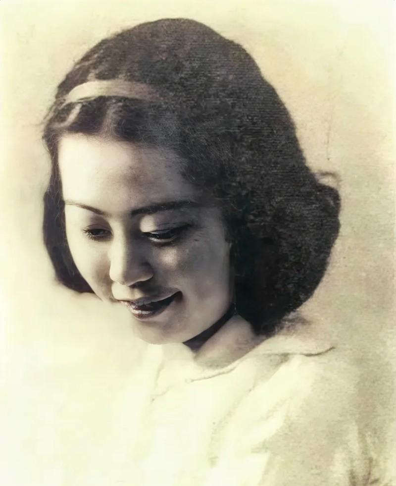 1946年，因会议机密被泄露，蒋介石大怒，让秘书长吴铁城彻查此事，沈安娜知道后，