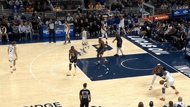 旱地拔葱！库明加单打沃克，一个箭步过掉防守双手暴扣