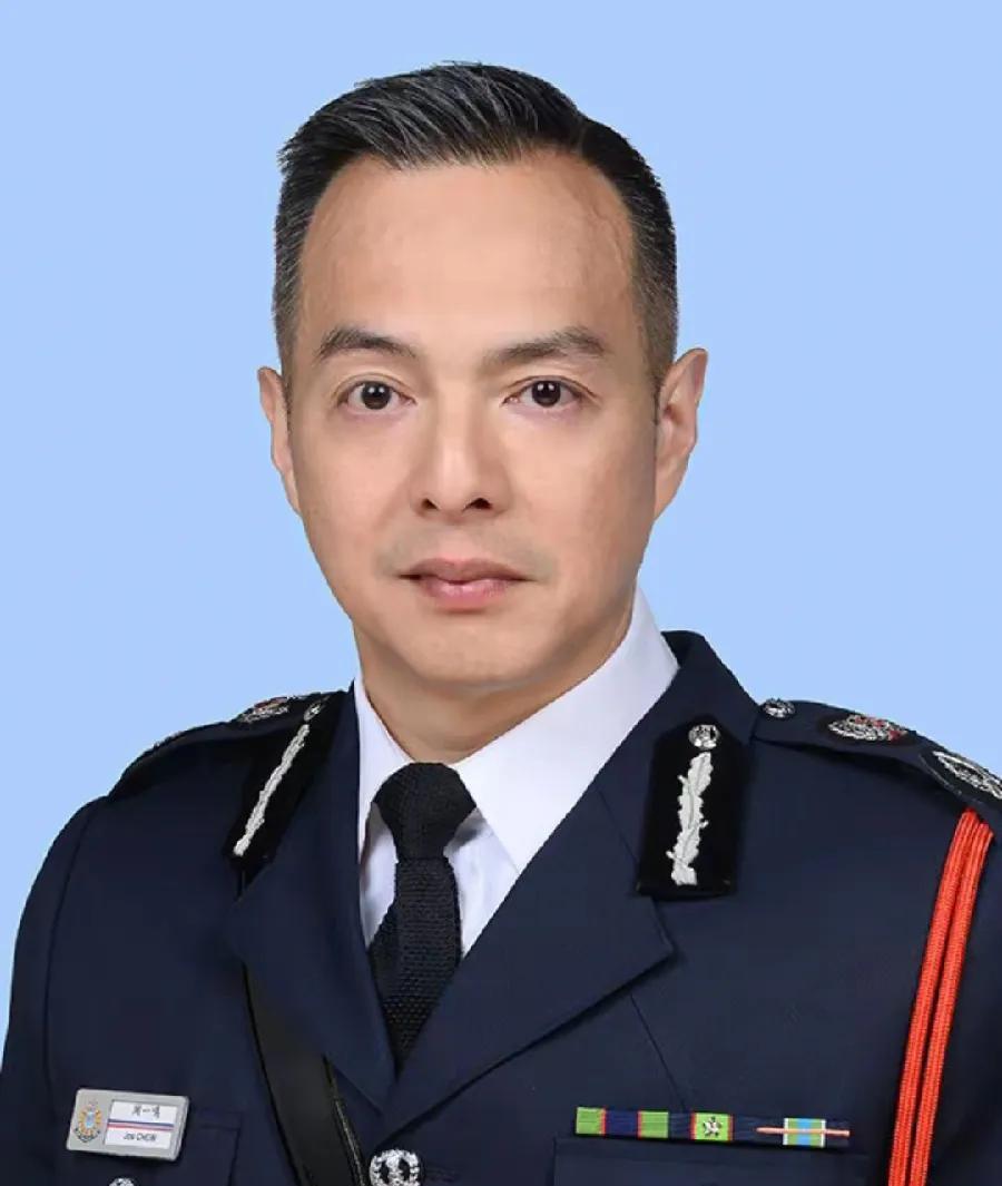 周一鸣，香港警队新处长，个人档案：
1、年龄：52岁，出生于香港
2、毕业院校：